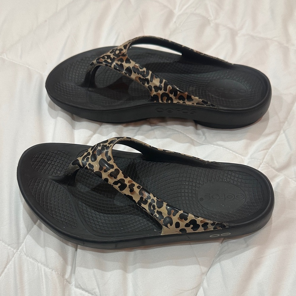 OOFOS Black Flip Sandals with Leopard-Print Straps